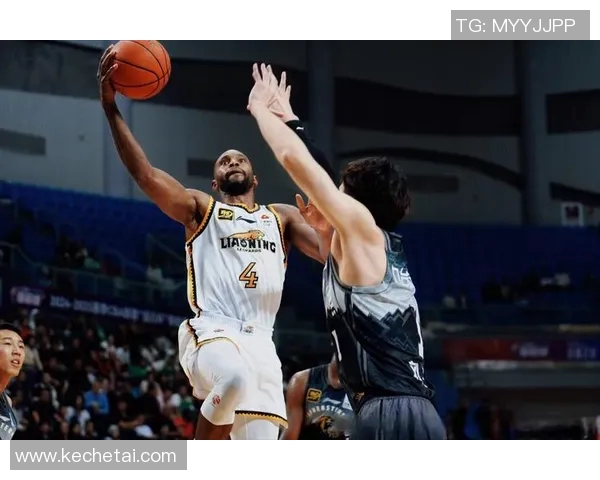 九台队与辽宁队在CBA赛场的激烈对决展现篮球魅力与团队精神