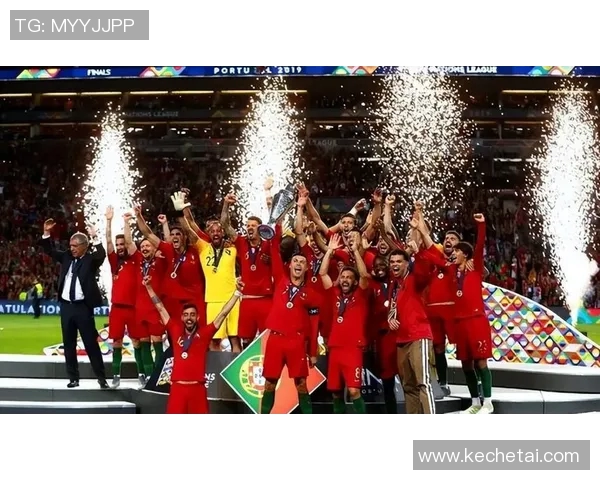 球迷疯狂冲入赛场夺走C罗球衣引发热议的欧冠奇观