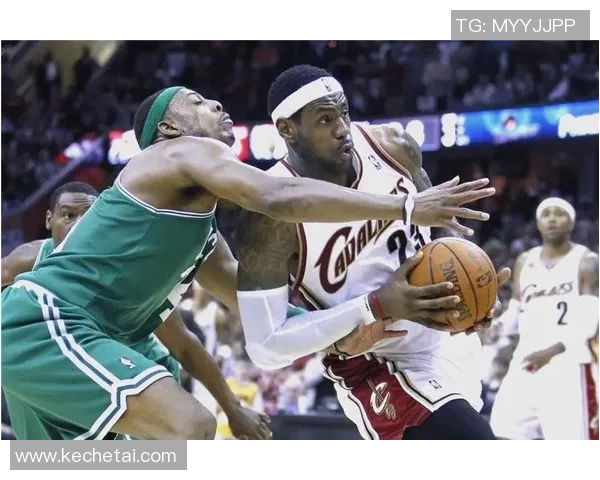 詹姆斯对决凯尔特人再掀战火NBA经典对抗赛的精彩瞬间回顾